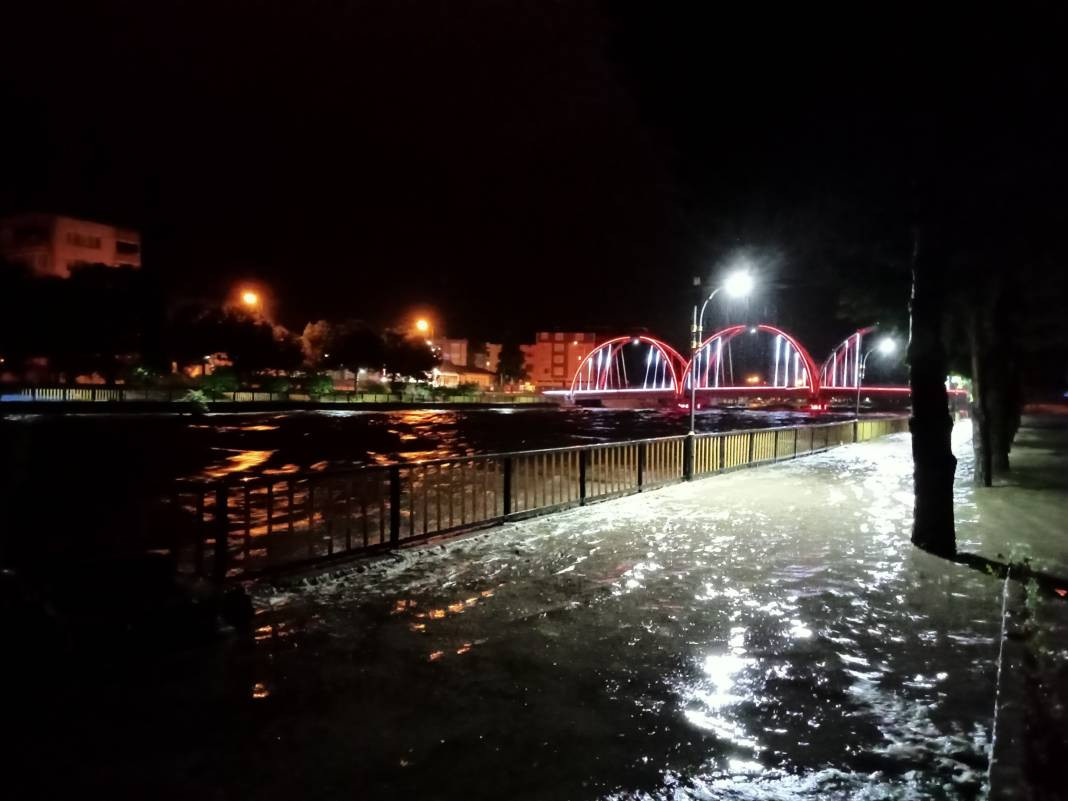 Samsun’u sağanak vurdu: Terme Çayı taştı - Resim: 7